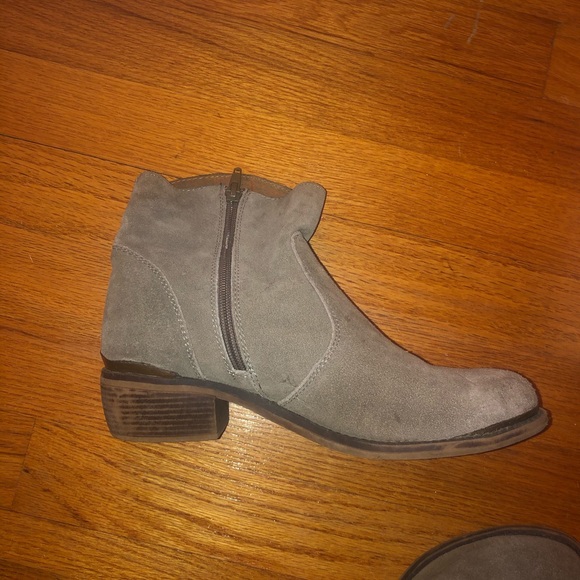 Light Grey Ming Suede Ankle Booties. Size 8 - Picture 3 of 4